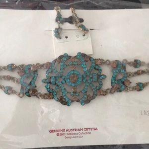 Necklace choker with matching earrings